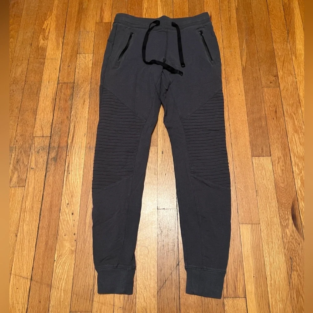 Alo Yoga Urban Moto Jogger Sweatpants in Grey, Women’s size XS